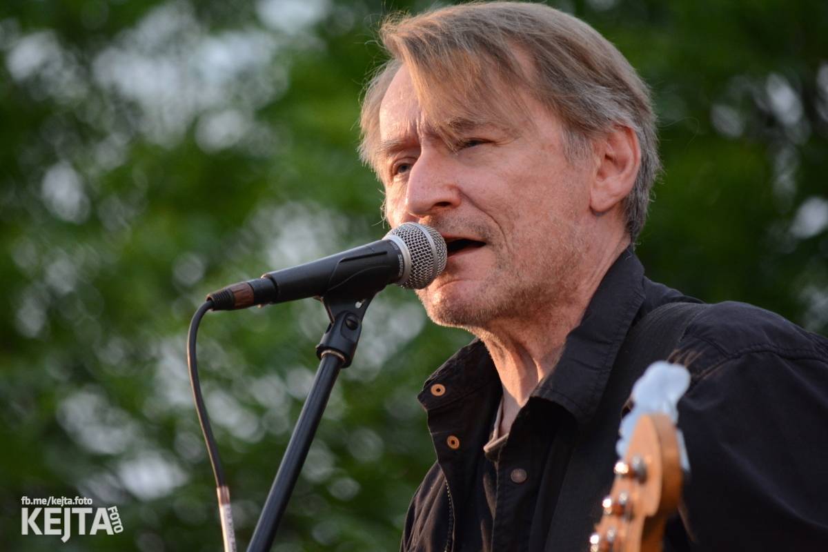 Troubení, blikání a velký aplaus, to byl autokoncert kapely Znouzectnost