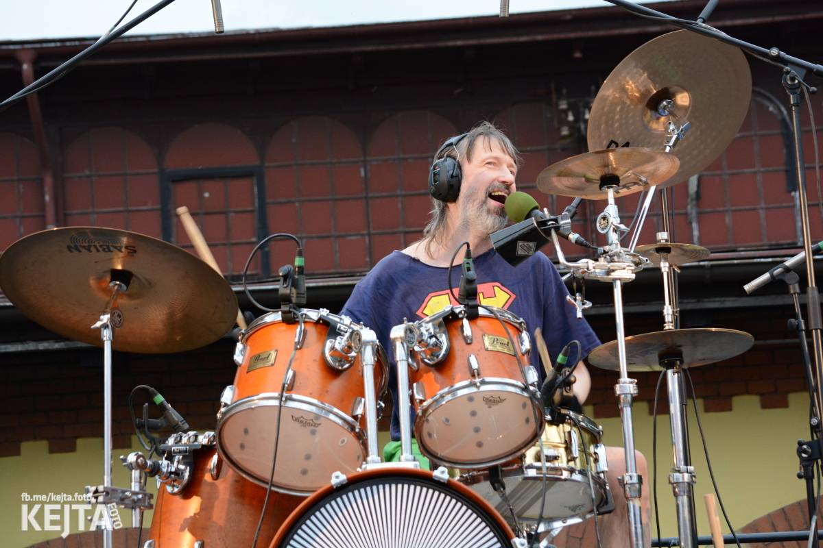 Troubení, blikání a velký aplaus, to byl autokoncert kapely Znouzectnost