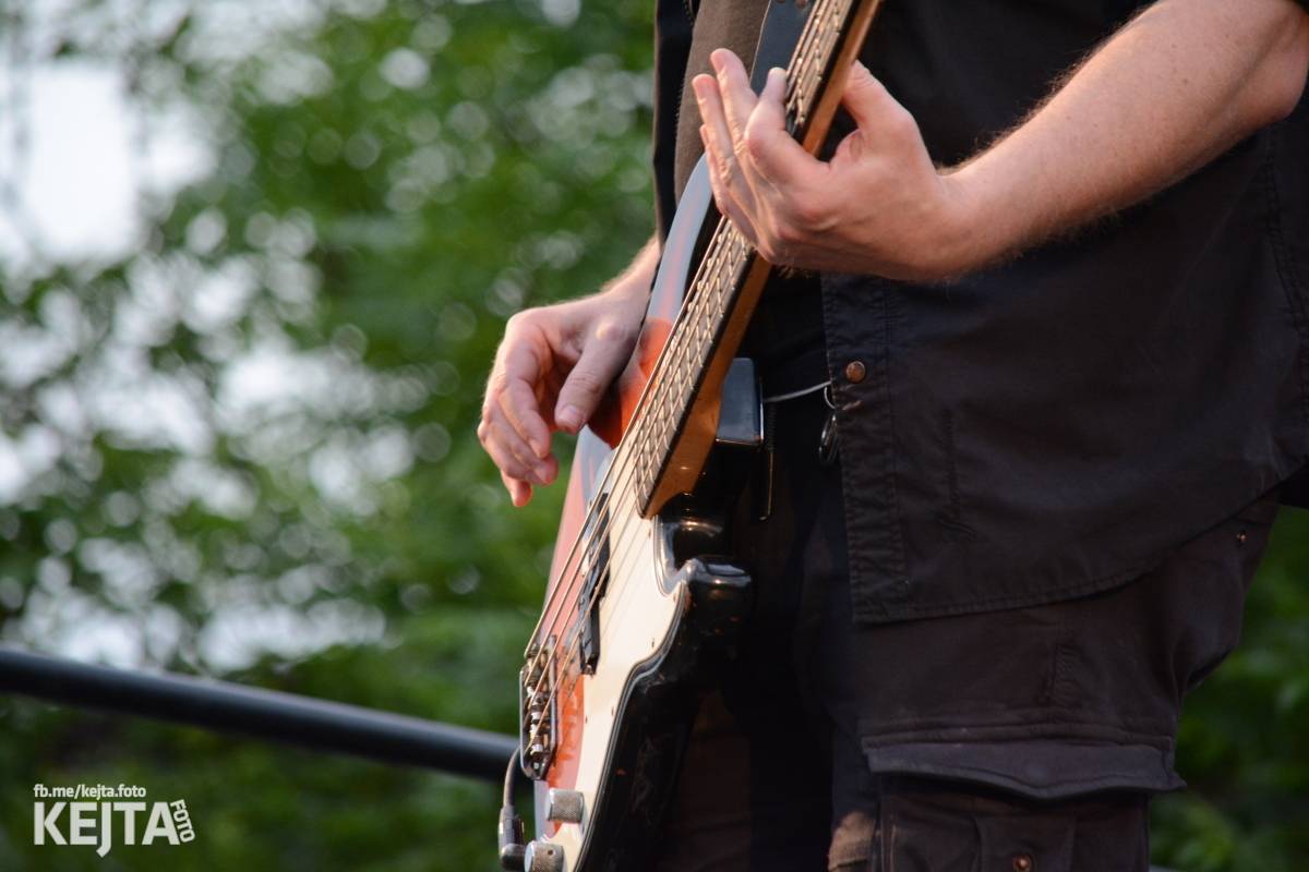 Troubení, blikání a velký aplaus, to byl autokoncert kapely Znouzectnost