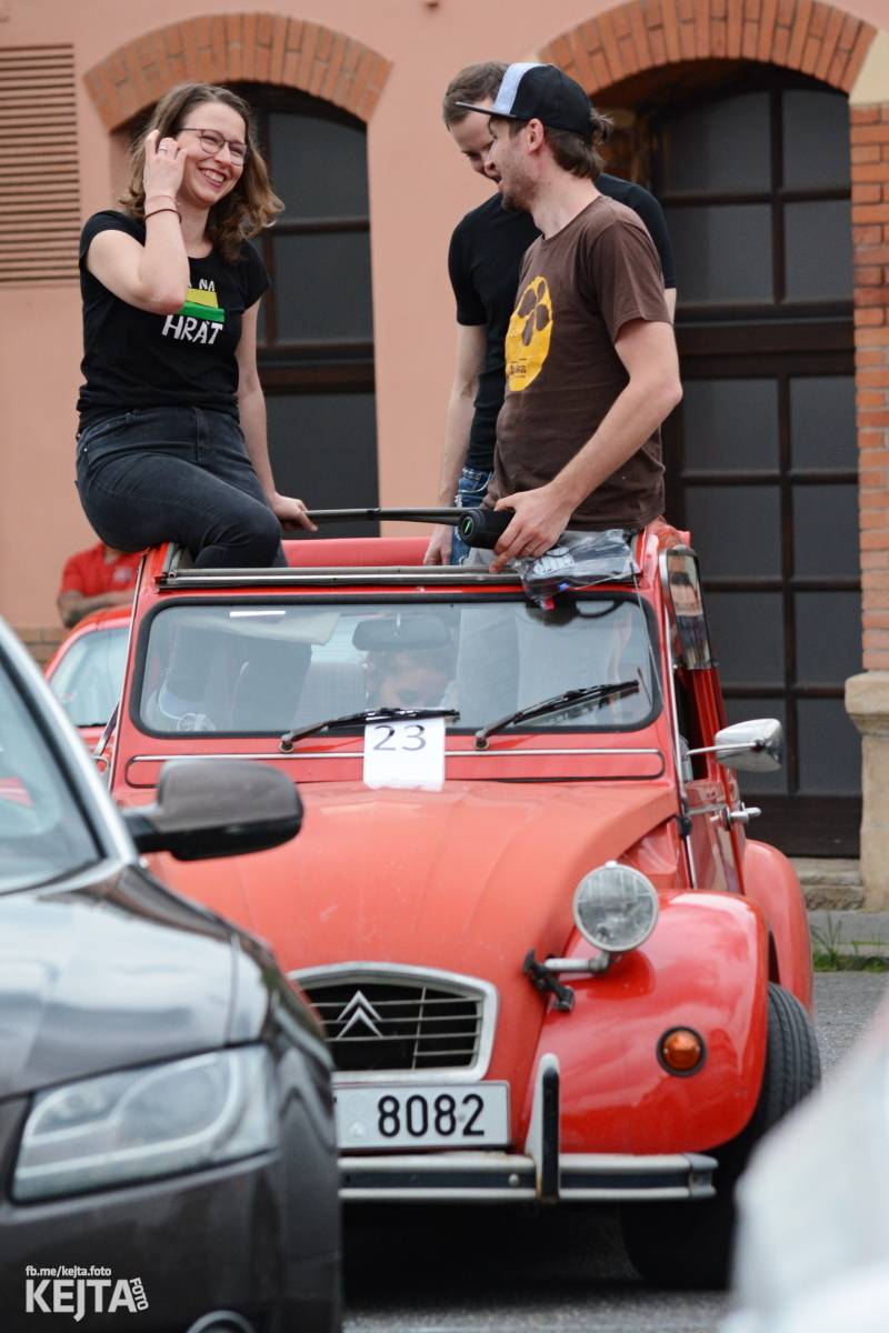 Troubení, blikání a velký aplaus, to byl autokoncert kapely Znouzectnost