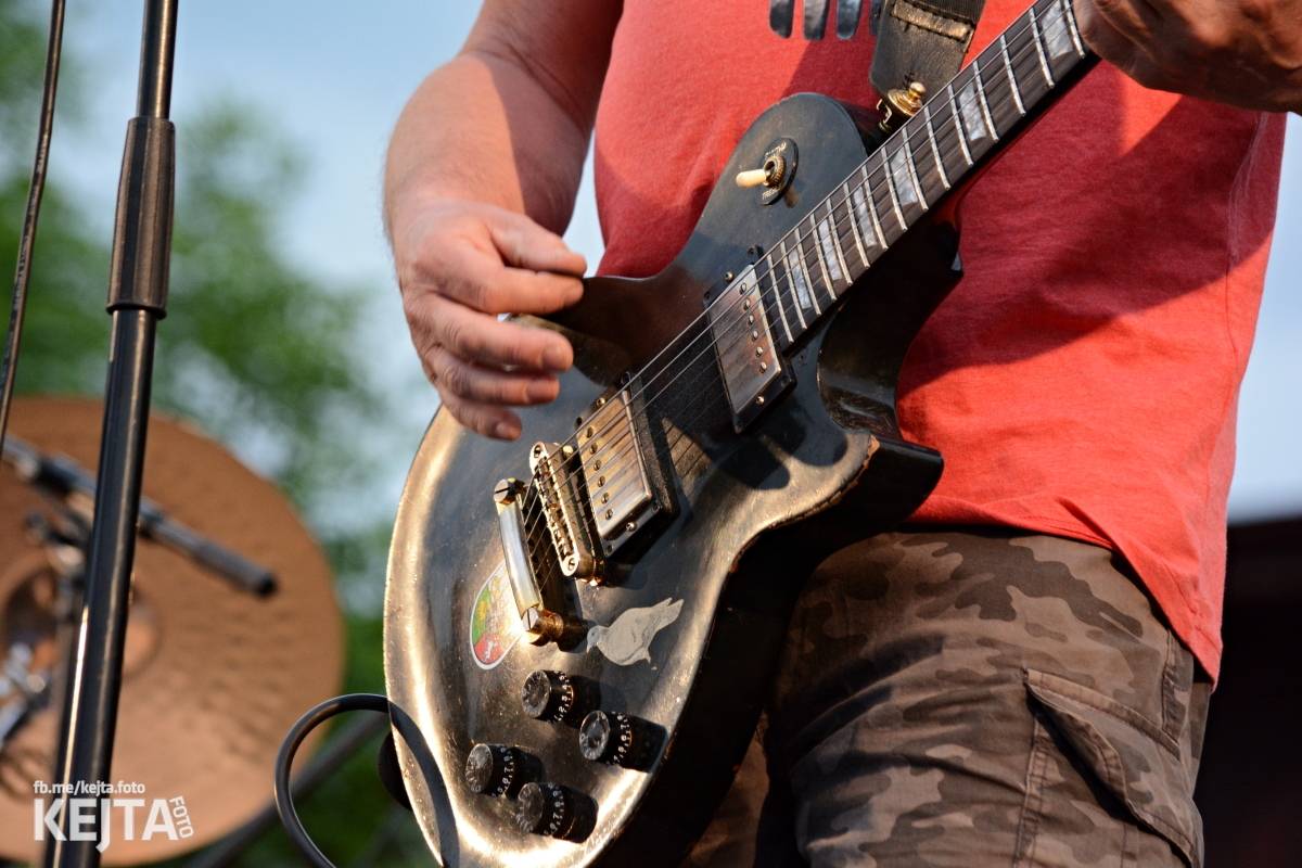 Troubení, blikání a velký aplaus, to byl autokoncert kapely Znouzectnost