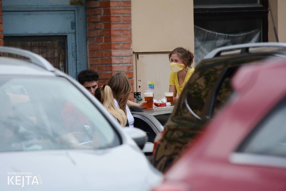 Troubení, blikání a velký aplaus, to byl autokoncert kapely Znouzectnost