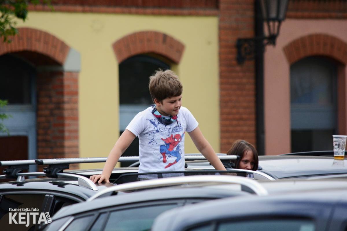 Troubení, blikání a velký aplaus, to byl autokoncert kapely Znouzectnost