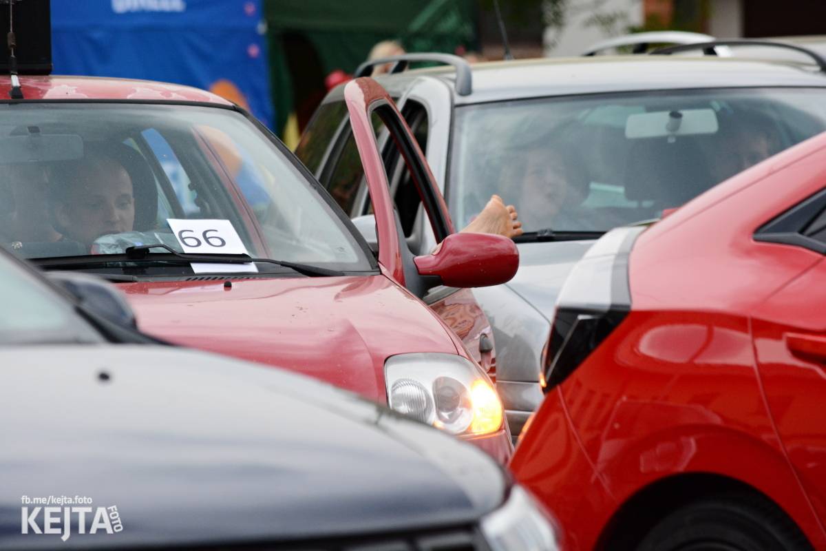 Troubení, blikání a velký aplaus, to byl autokoncert kapely Znouzectnost