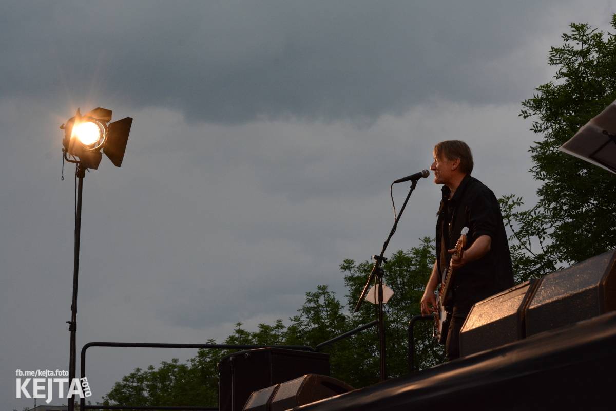 Troubení, blikání a velký aplaus, to byl autokoncert kapely Znouzectnost
