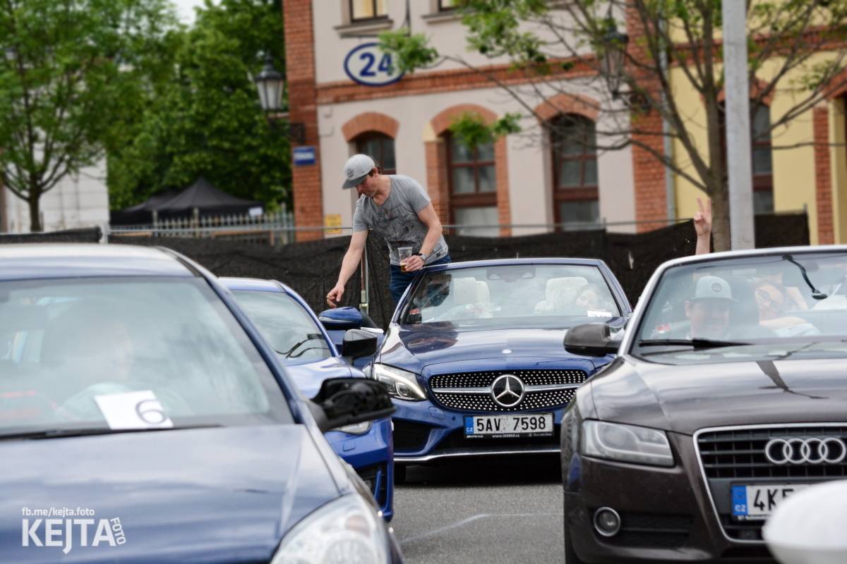 Troubení, blikání a velký aplaus, to byl autokoncert kapely Znouzectnost