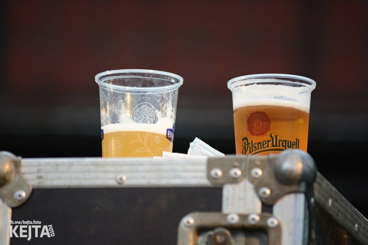 Troubení, blikání a velký aplaus, to byl autokoncert kapely Znouzectnost