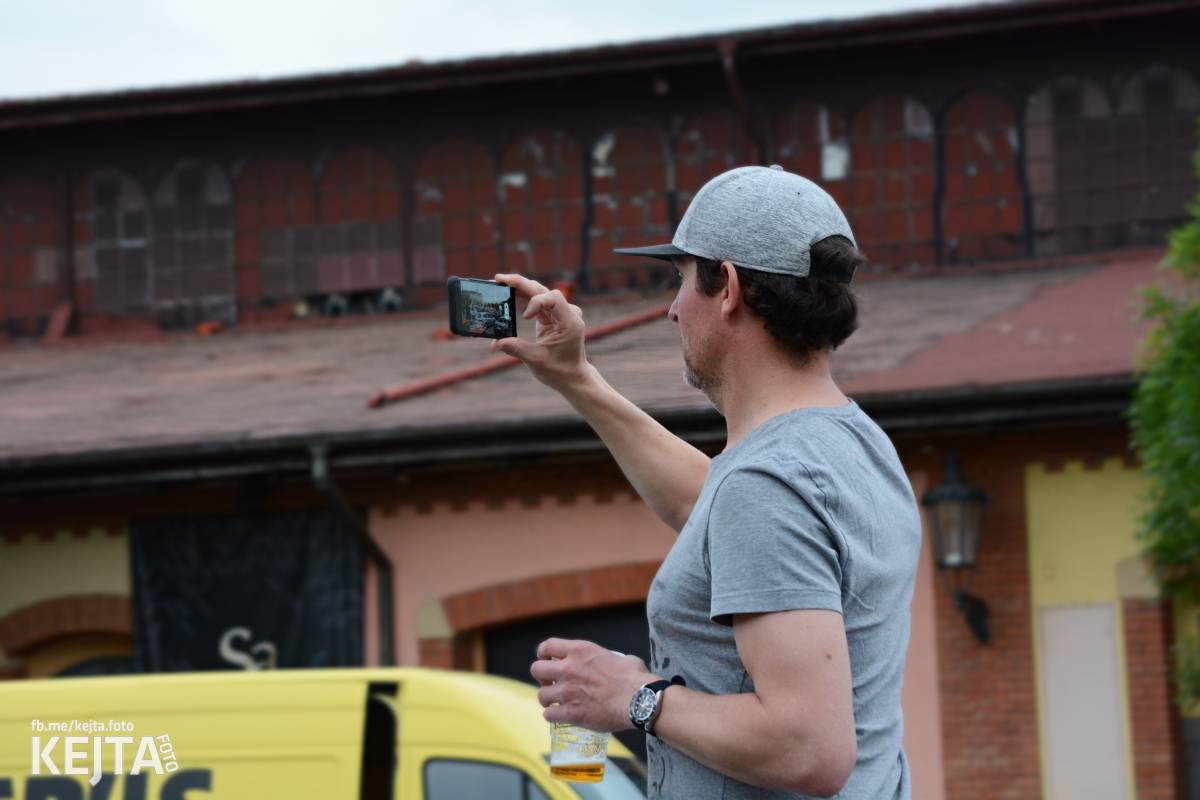 Troubení, blikání a velký aplaus, to byl autokoncert kapely Znouzectnost