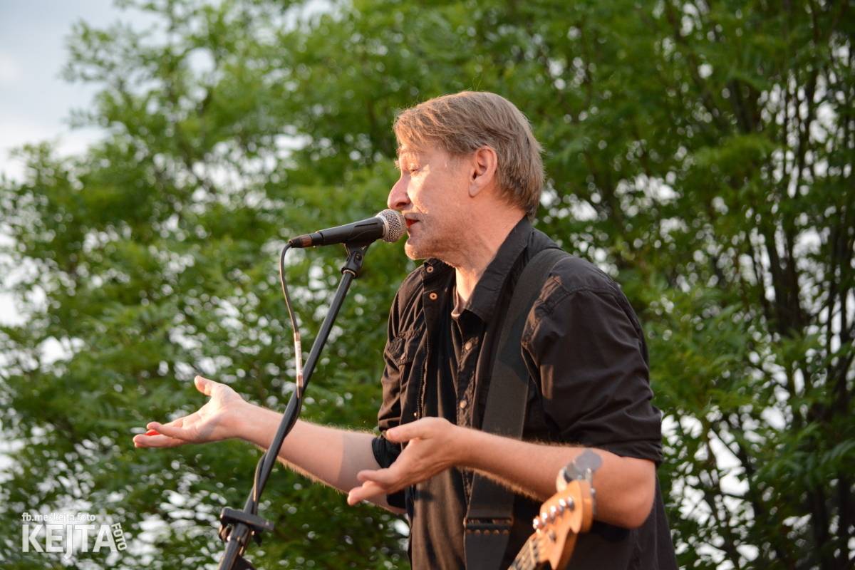 Troubení, blikání a velký aplaus, to byl autokoncert kapely Znouzectnost