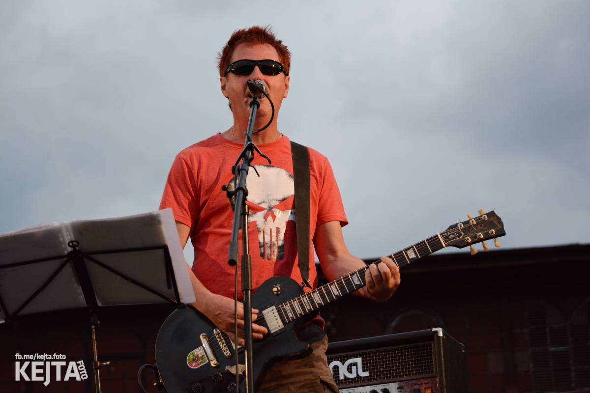 Troubení, blikání a velký aplaus, to byl autokoncert kapely Znouzectnost