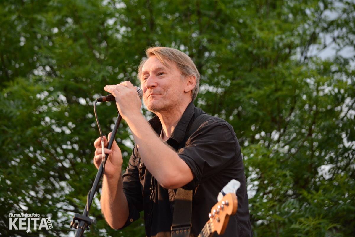 Troubení, blikání a velký aplaus, to byl autokoncert kapely Znouzectnost