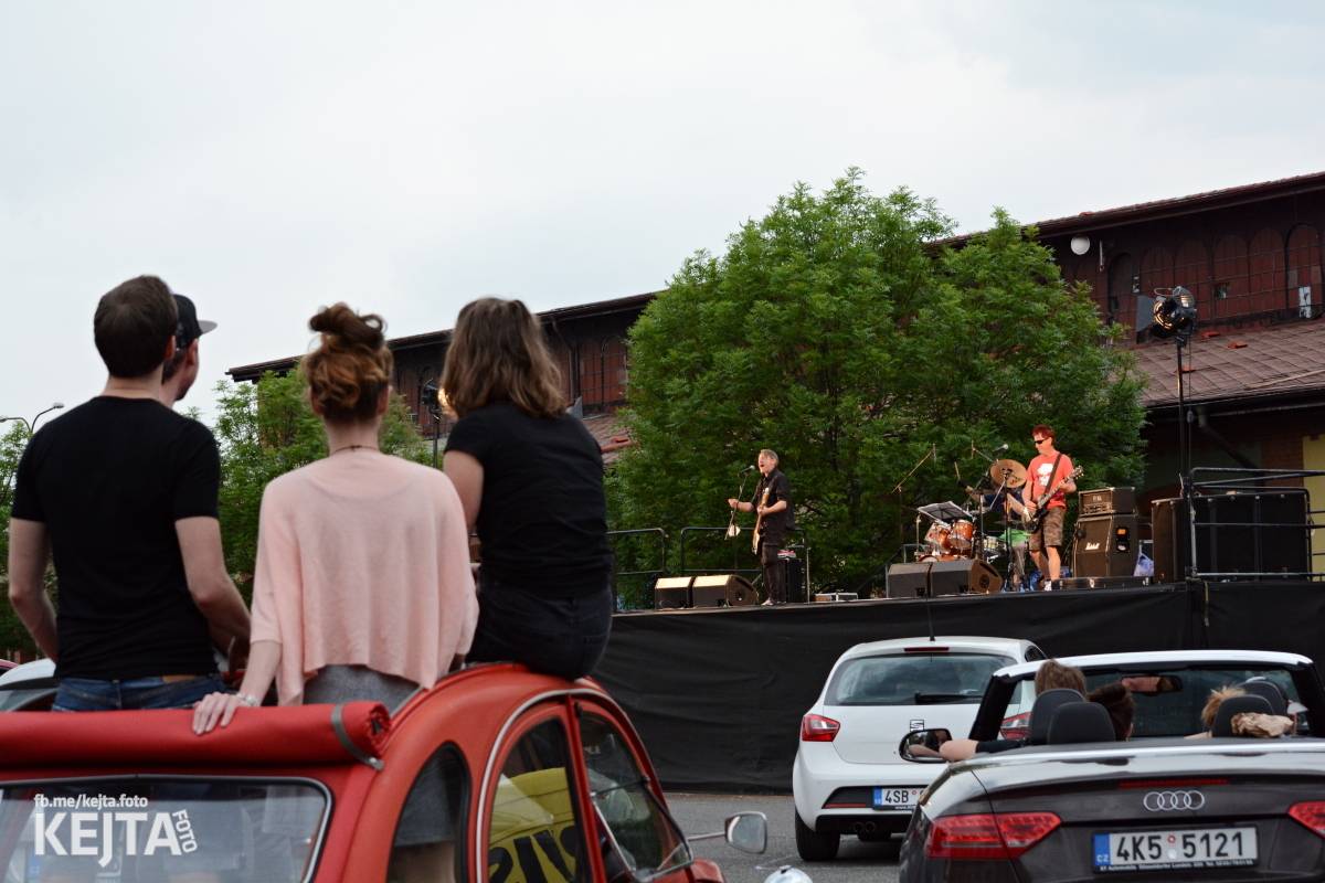Troubení, blikání a velký aplaus, to byl autokoncert kapely Znouzectnost