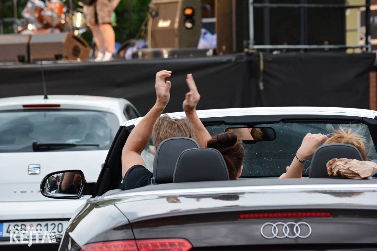 Troubení, blikání a velký aplaus, to byl autokoncert kapely Znouzectnost