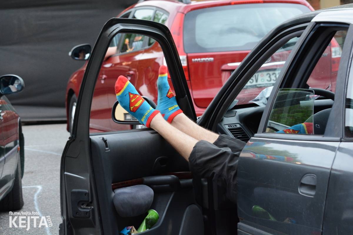 Troubení, blikání a velký aplaus, to byl autokoncert kapely Znouzectnost