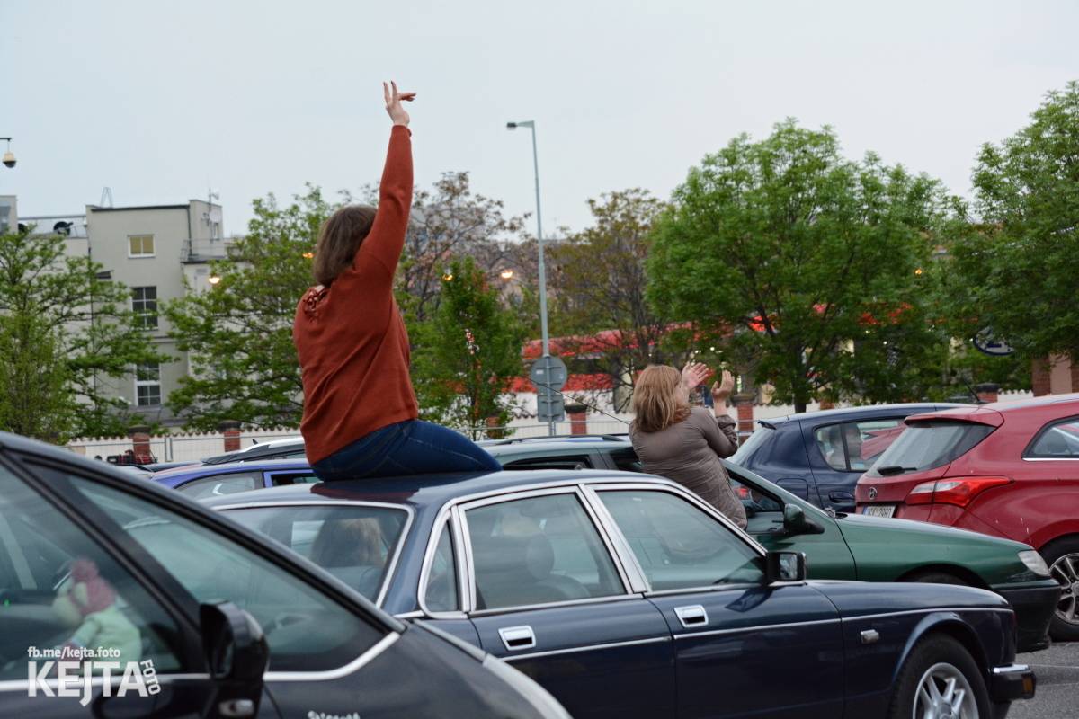 Troubení, blikání a velký aplaus, to byl autokoncert kapely Znouzectnost