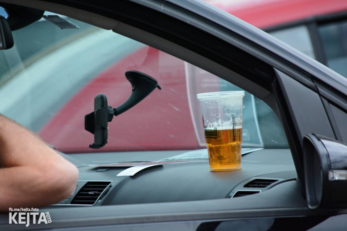 Troubení, blikání a velký aplaus, to byl autokoncert kapely Znouzectnost