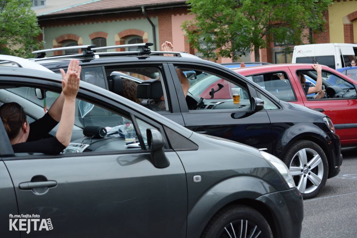 Troubení, blikání a velký aplaus, to byl autokoncert kapely Znouzectnost