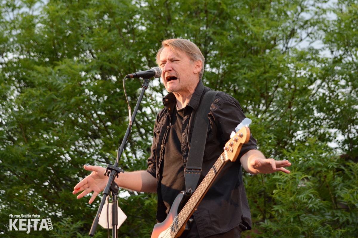 Troubení, blikání a velký aplaus, to byl autokoncert kapely Znouzectnost