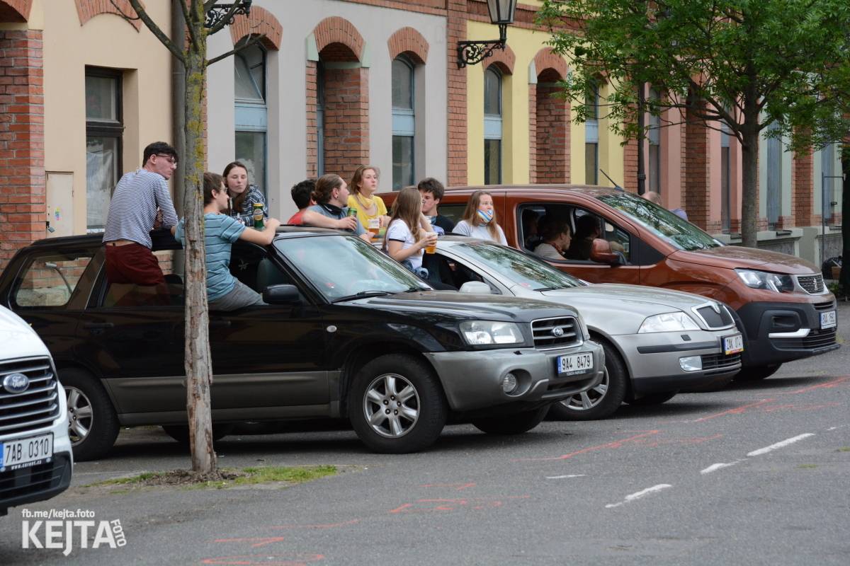 Troubení, blikání a velký aplaus, to byl autokoncert kapely Znouzectnost