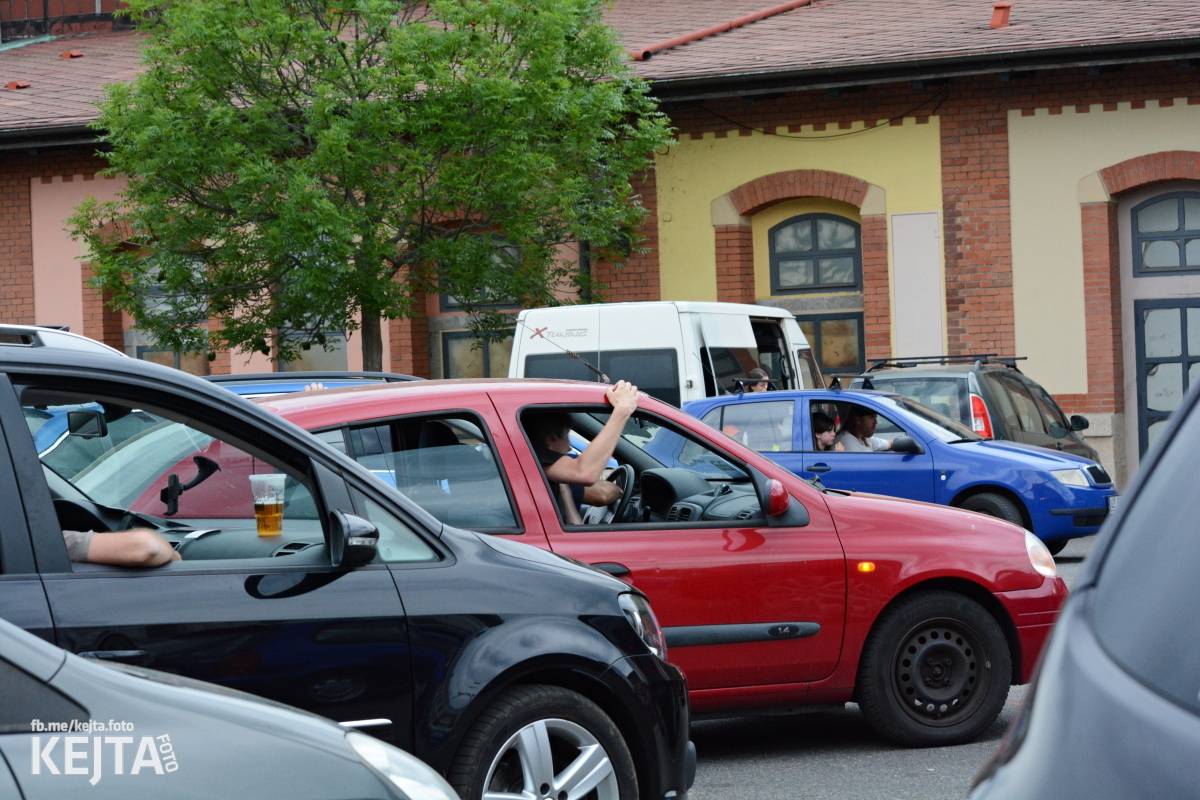 Troubení, blikání a velký aplaus, to byl autokoncert kapely Znouzectnost