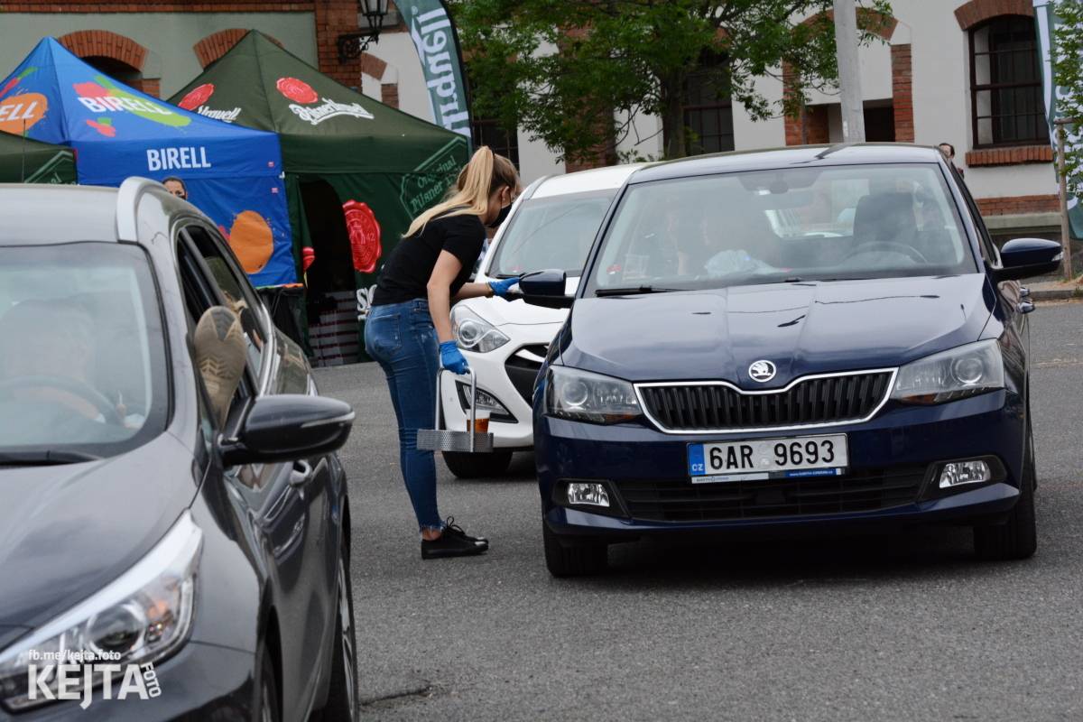 Troubení, blikání a velký aplaus, to byl autokoncert kapely Znouzectnost