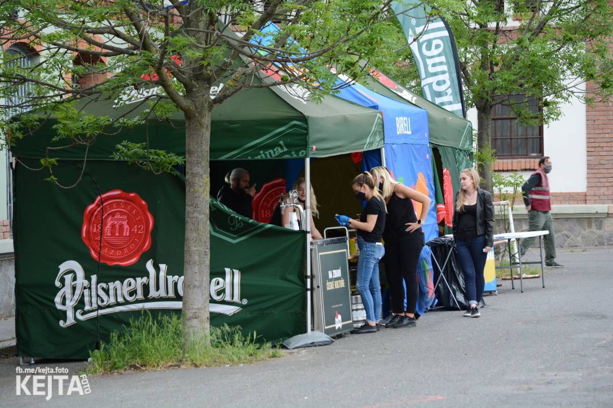 Troubení, blikání a velký aplaus, to byl autokoncert kapely Znouzectnost