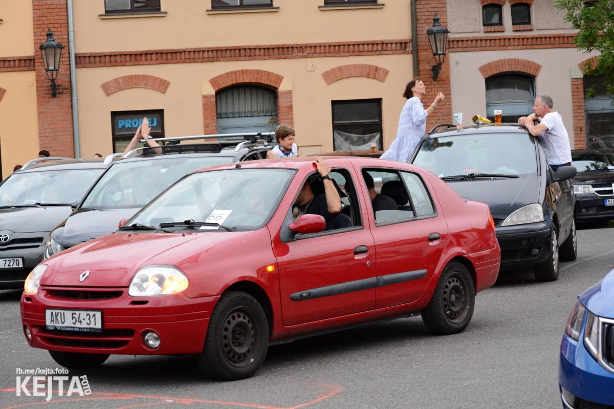 Troubení, blikání a velký aplaus, to byl autokoncert kapely Znouzectnost