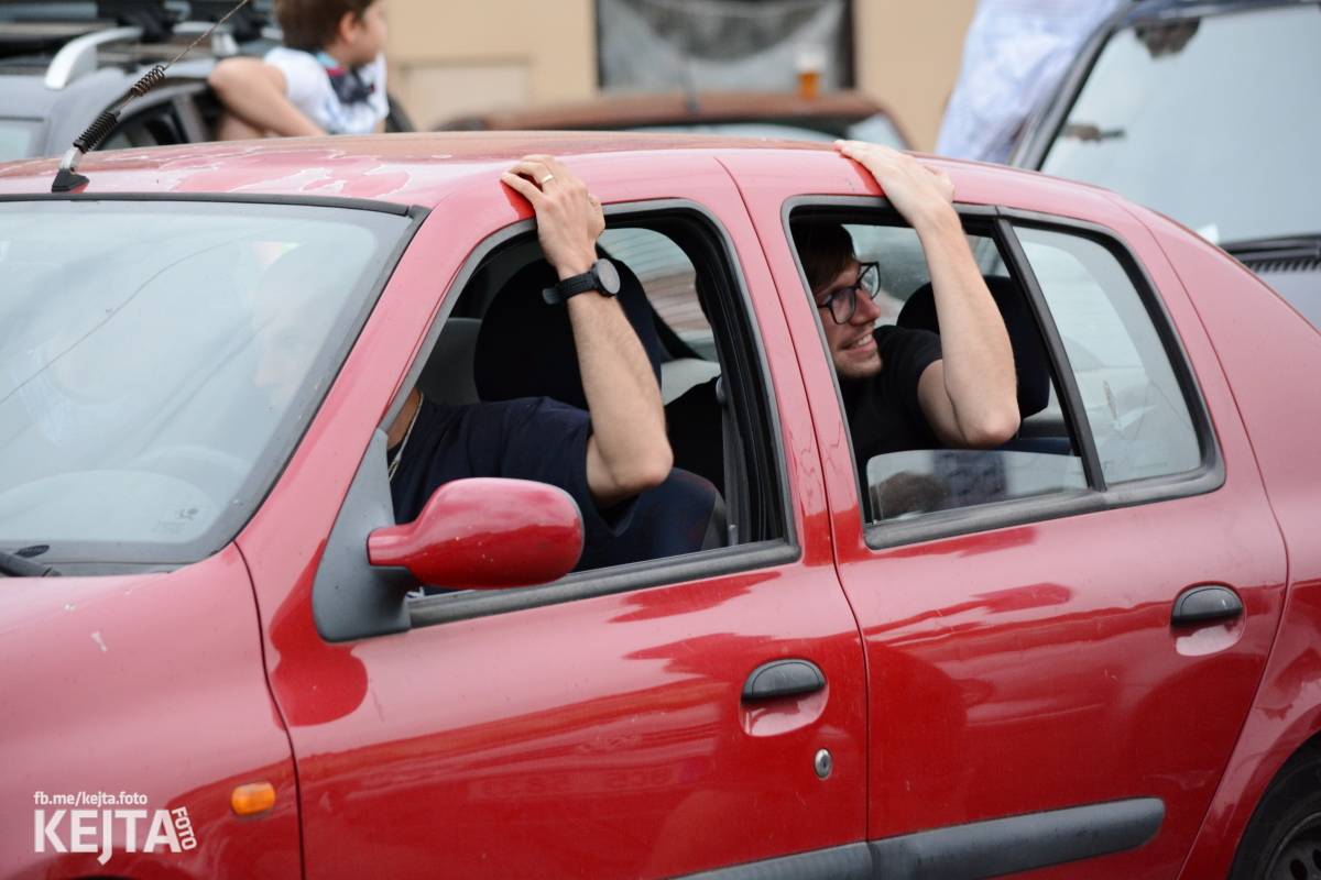 Troubení, blikání a velký aplaus, to byl autokoncert kapely Znouzectnost