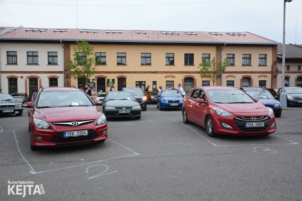 Troubení, blikání a velký aplaus, to byl autokoncert kapely Znouzectnost