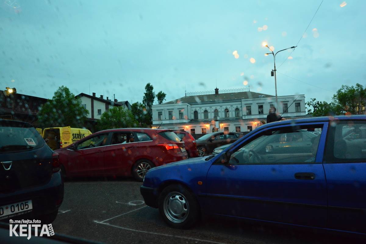 Troubení, blikání a velký aplaus, to byl autokoncert kapely Znouzectnost