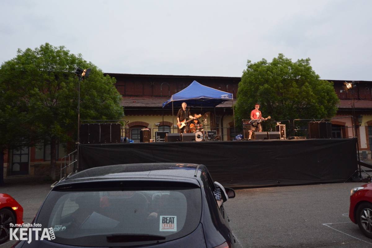 Troubení, blikání a velký aplaus, to byl autokoncert kapely Znouzectnost