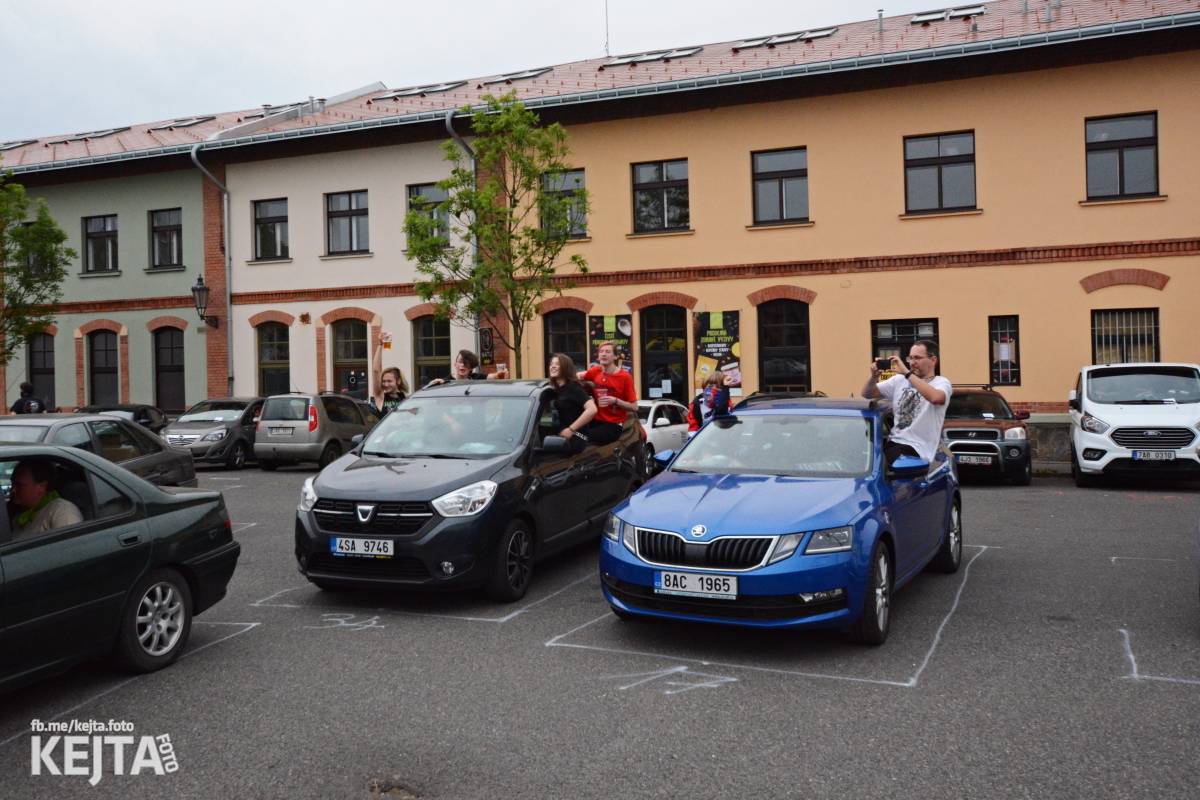 Troubení, blikání a velký aplaus, to byl autokoncert kapely Znouzectnost