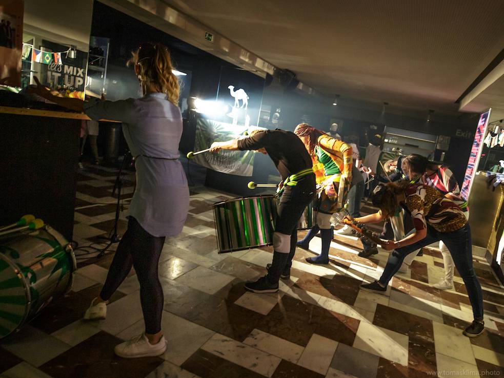 Děkujeme! Čeští hudebníci hráli pro vědce na festivalu, který se vysílal po celém světě