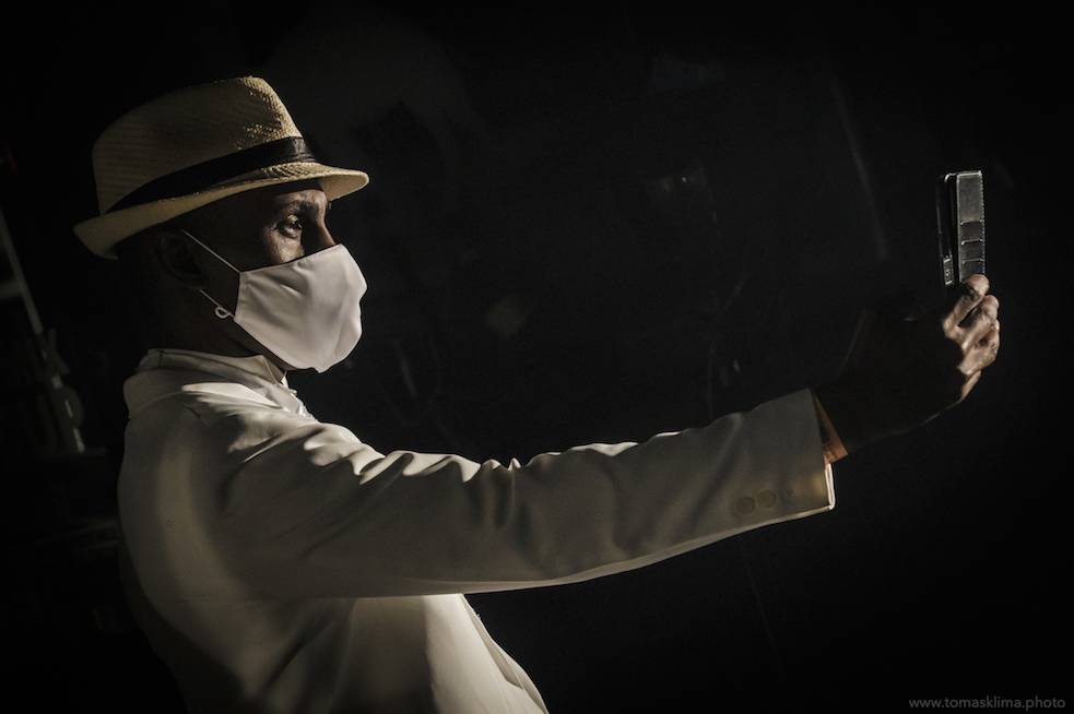 Děkujeme! Čeští hudebníci hráli pro vědce na festivalu, který se vysílal po celém světě