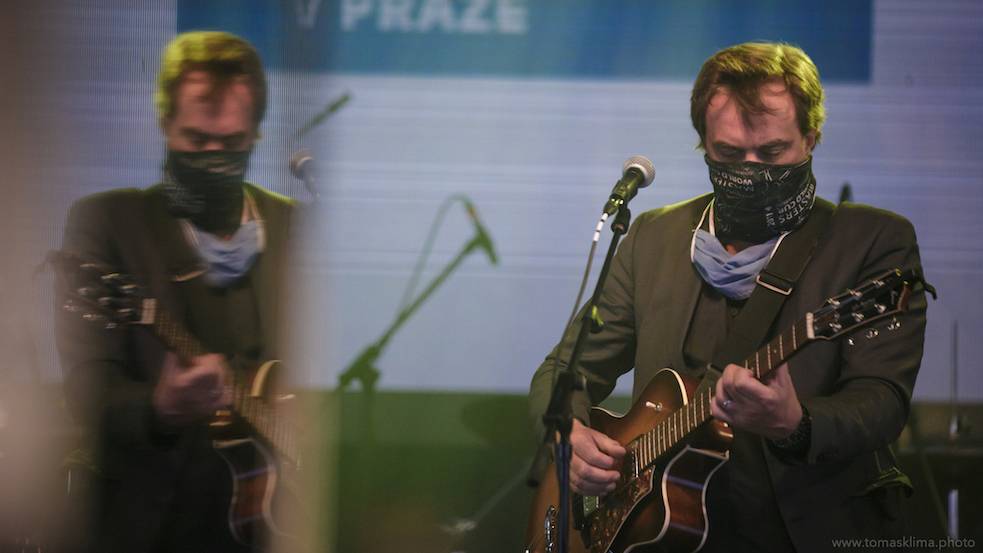 Děkujeme! Čeští hudebníci hráli pro vědce na festivalu, který se vysílal po celém světě