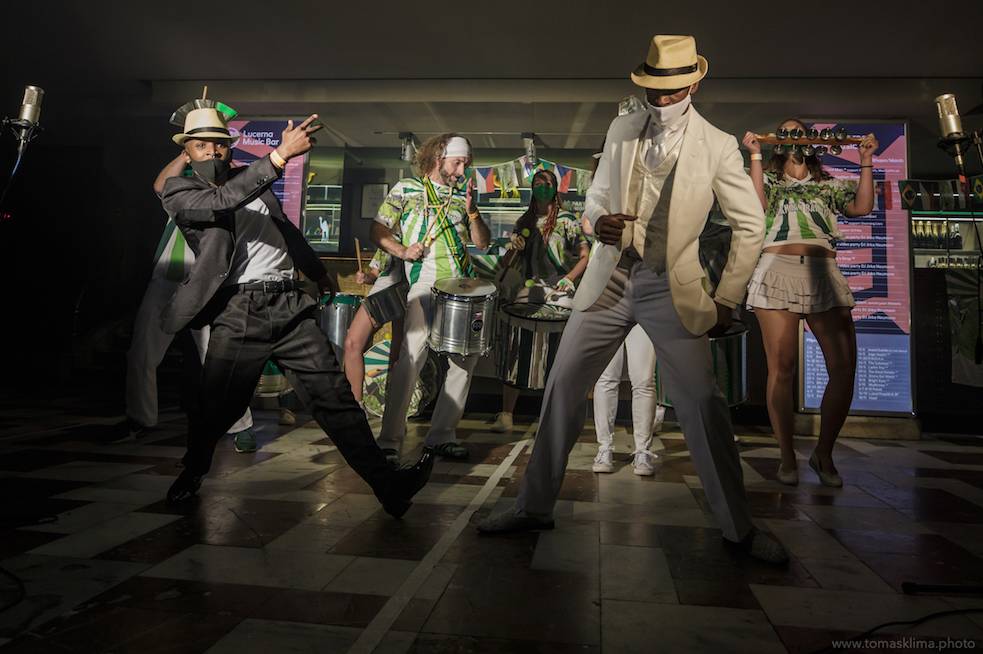 Děkujeme! Čeští hudebníci hráli pro vědce na festivalu, který se vysílal po celém světě