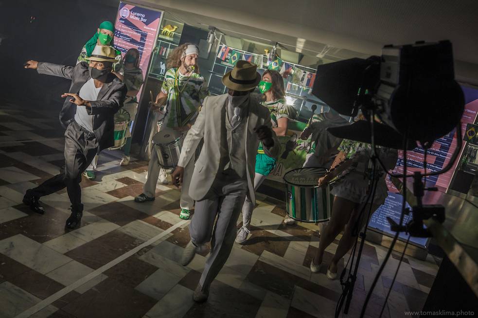 Děkujeme! Čeští hudebníci hráli pro vědce na festivalu, který se vysílal po celém světě