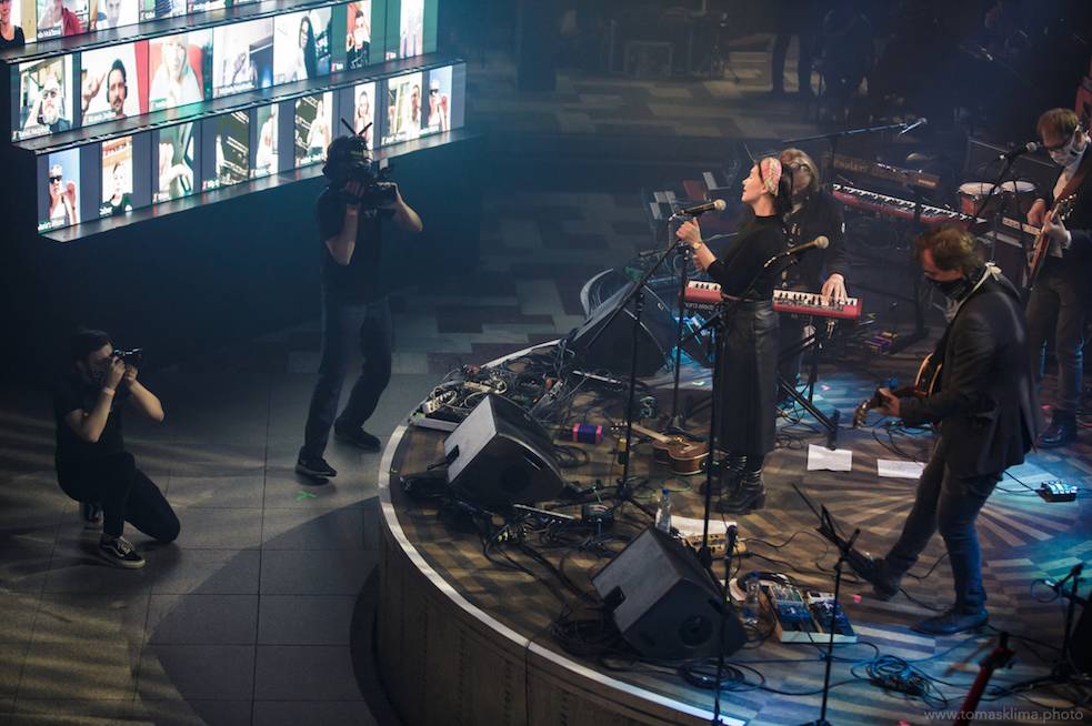 Děkujeme! Čeští hudebníci hráli pro vědce na festivalu, který se vysílal po celém světě