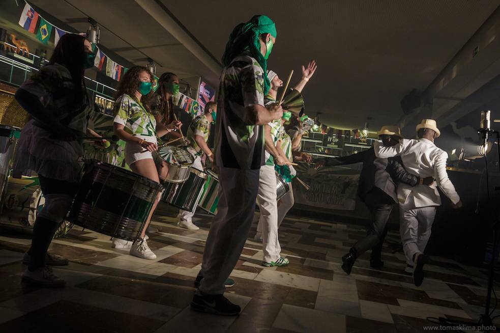 Děkujeme! Čeští hudebníci hráli pro vědce na festivalu, který se vysílal po celém světě