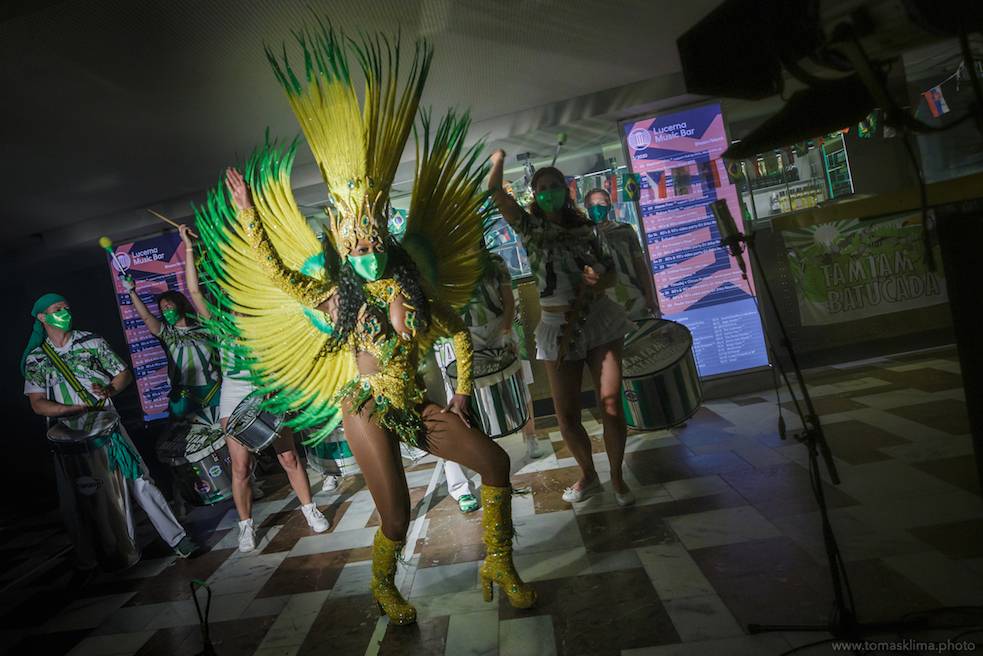 Děkujeme! Čeští hudebníci hráli pro vědce na festivalu, který se vysílal po celém světě