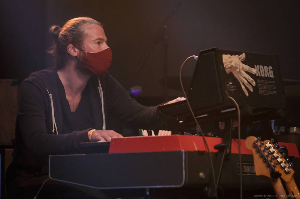 Děkujeme! Čeští hudebníci hráli pro vědce na festivalu, který se vysílal po celém světě