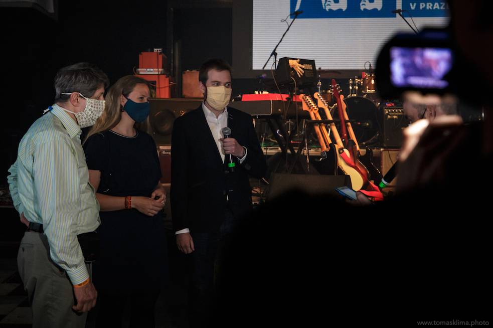 Děkujeme! Čeští hudebníci hráli pro vědce na festivalu, který se vysílal po celém světě