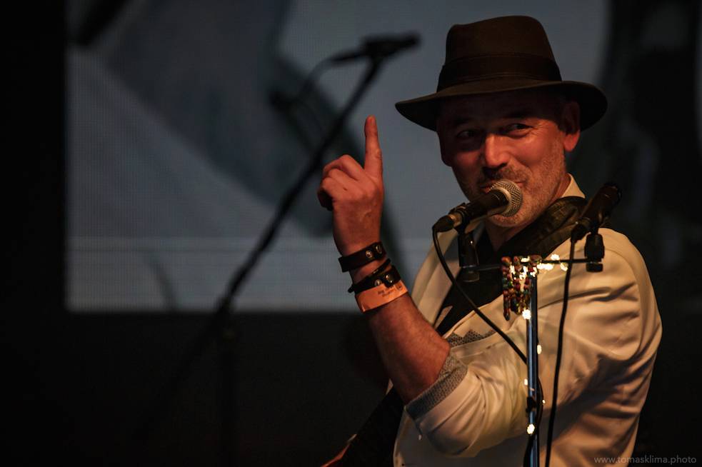 Děkujeme! Čeští hudebníci hráli pro vědce na festivalu, který se vysílal po celém světě