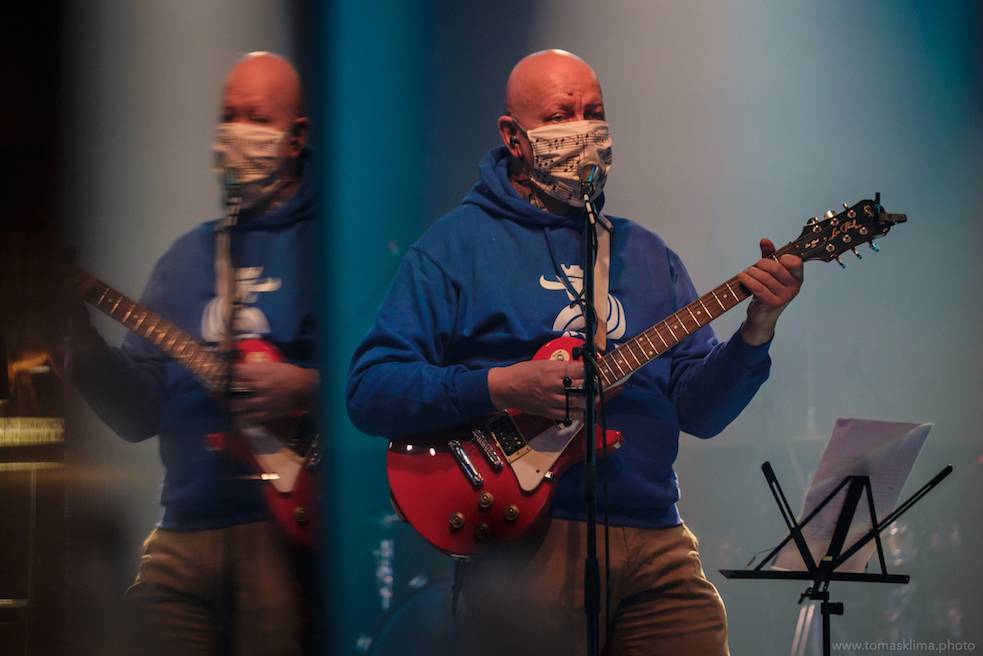 Děkujeme! Čeští hudebníci hráli pro vědce na festivalu, který se vysílal po celém světě