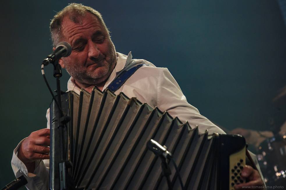 Děkujeme! Čeští hudebníci hráli pro vědce na festivalu, který se vysílal po celém světě