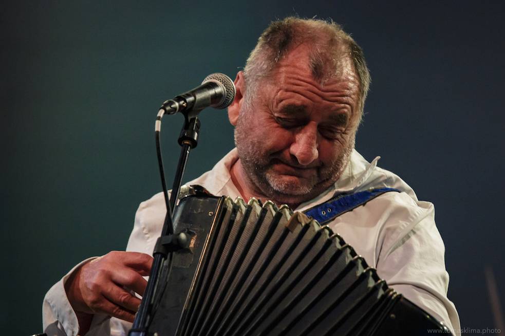 Děkujeme! Čeští hudebníci hráli pro vědce na festivalu, který se vysílal po celém světě