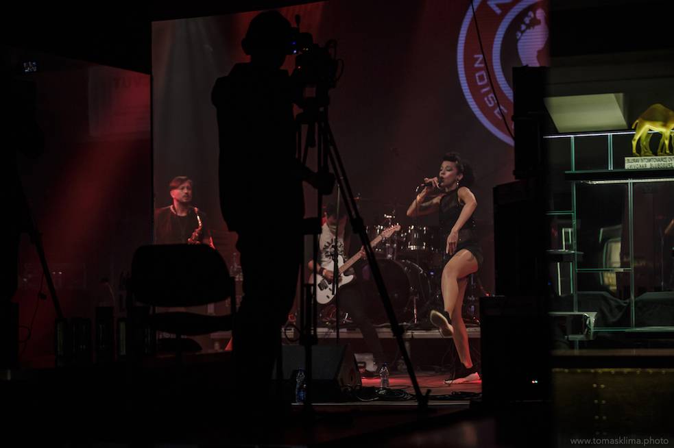 Děkujeme! Čeští hudebníci hráli pro vědce na festivalu, který se vysílal po celém světě