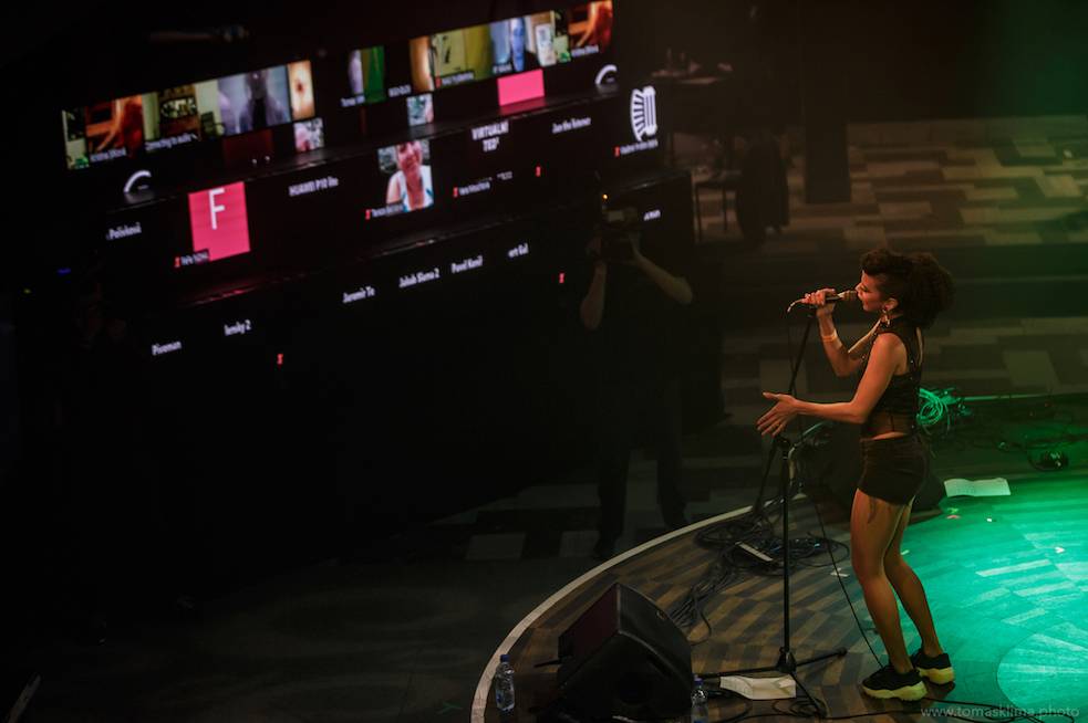 Děkujeme! Čeští hudebníci hráli pro vědce na festivalu, který se vysílal po celém světě