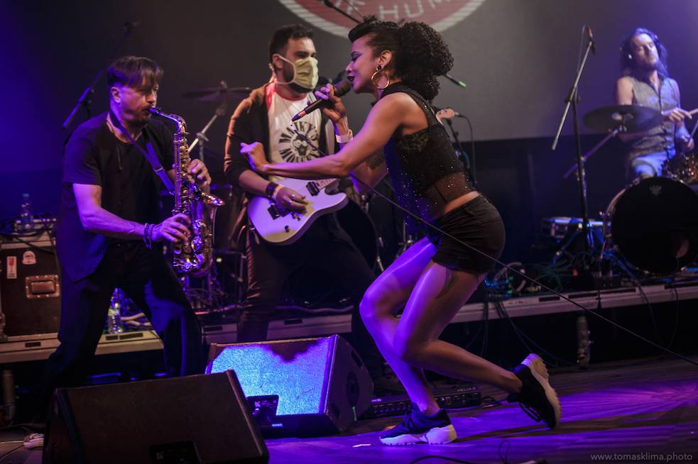 Děkujeme! Čeští hudebníci hráli pro vědce na festivalu, který se vysílal po celém světě