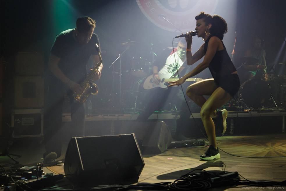 Děkujeme! Čeští hudebníci hráli pro vědce na festivalu, který se vysílal po celém světě